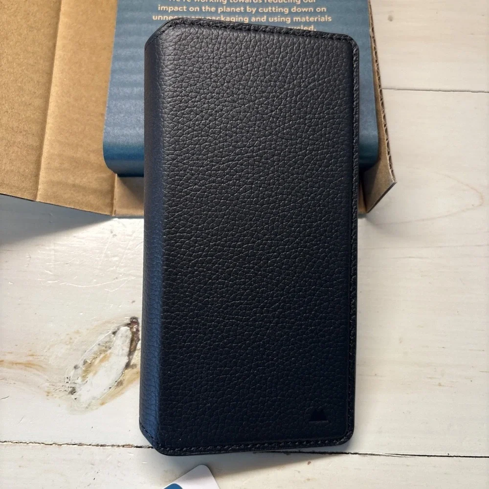 Men's Slim Wallet, Black. Leather Flip Wallet. Auto Align‎ Plus Magnetic System.